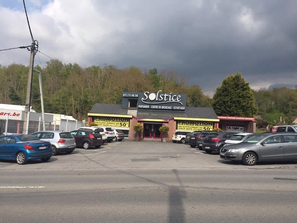Complexe commercial : Centre de bronzage, parfumerie, grossiste en matériel électrique