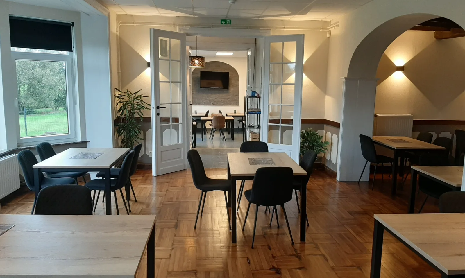 Immeuble de rapport : Hôtel-restaurant + 2 appartements loués