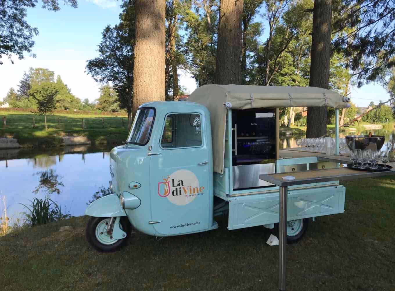 Wine bar ambulant clé en main | Triporteur vintage | Utilitaire inclus