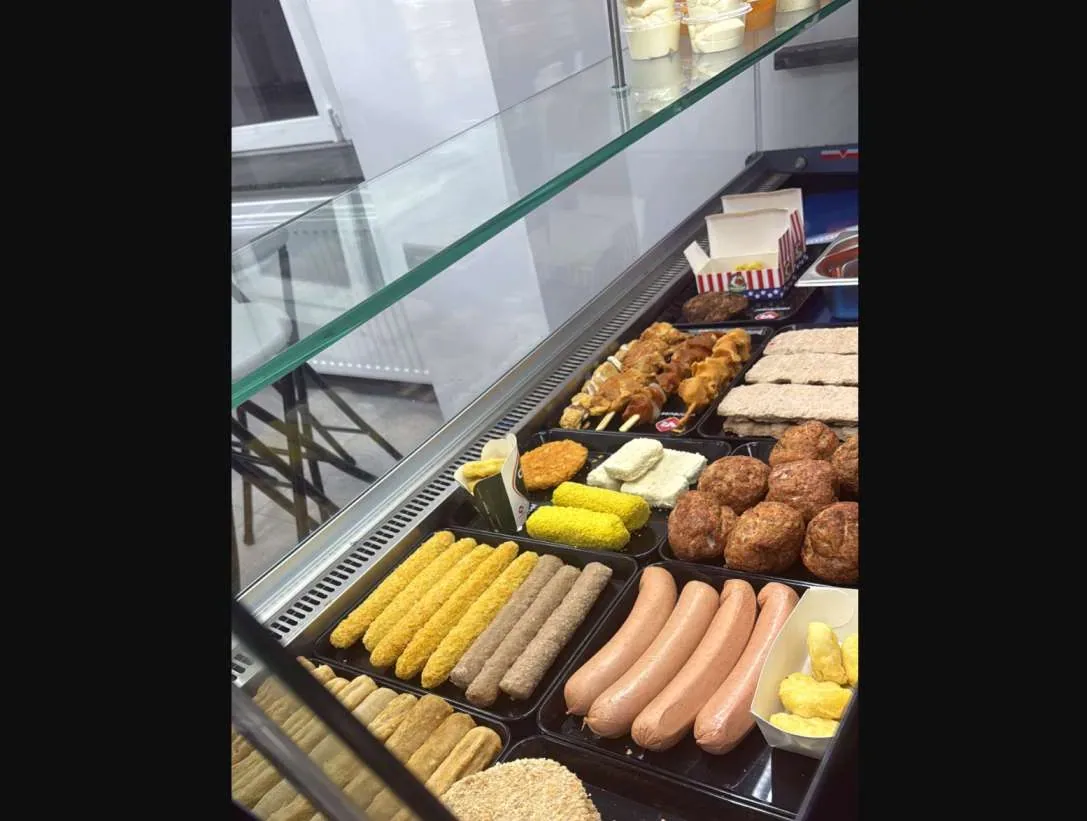 Friterie entièrement équipée à remettre | Salle 15 places